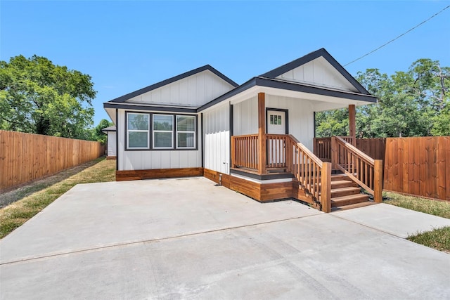 0 Basswood St, Houston, TX 77022 - view of front of home featuring a fenced backyard and board and batten siding