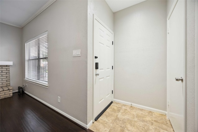 726 Bering Dr Unit F, Houston, TX 77057 - entryway with crown molding and baseboards