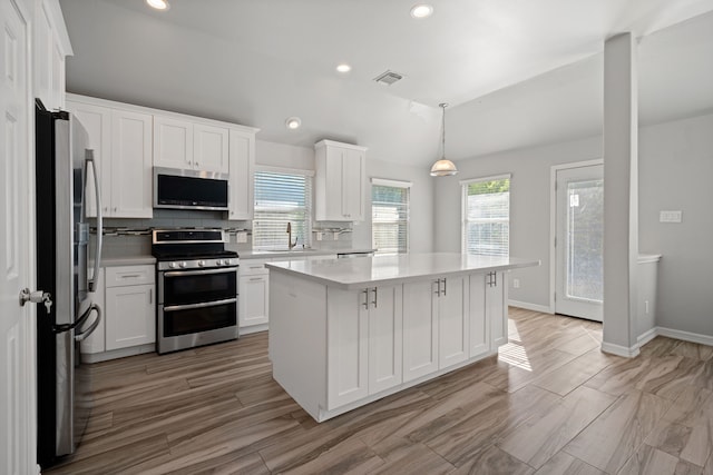 146 S Star Ridge Cir, The Woodlands, TX 77382 - kitchen with appliances with stainless steel finishes, a sink, light countertops, recessed lighting, and plenty of natural light