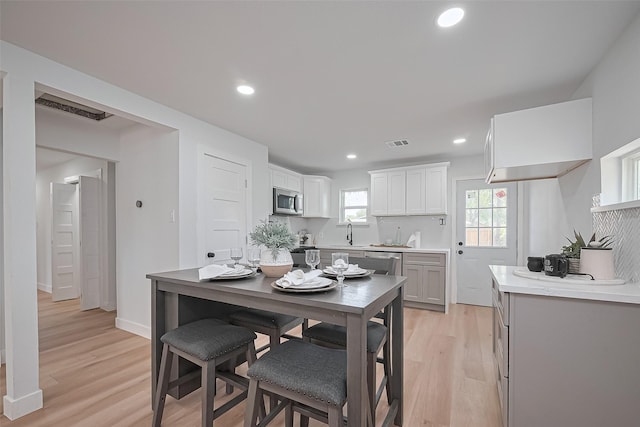 7406 Valeda Dr, Deer Park, TX 77536 - kitchen featuring stainless steel appliances, light wood-style floors, a sink, recessed lighting, and light countertops