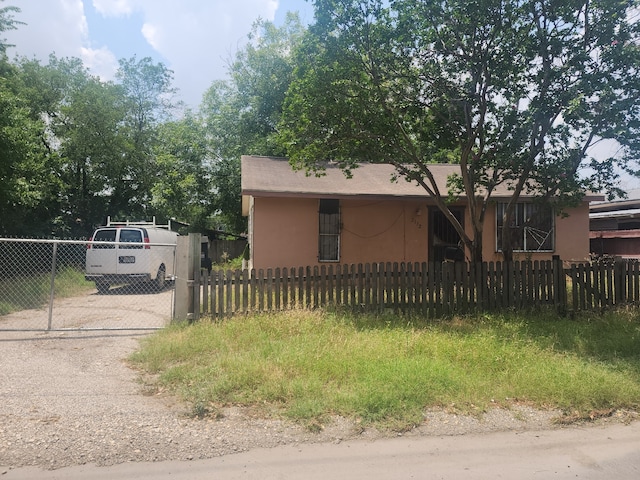 2172 W Laurel, San Antonio, TX 78201 - view of front of property featuring stucco siding and a fenced front yard