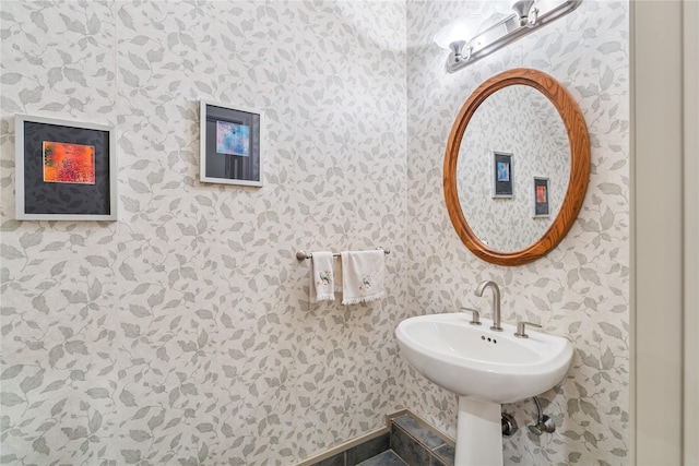 3502 Underwood St, Houston, TX 77025 - bathroom with wallpapered walls