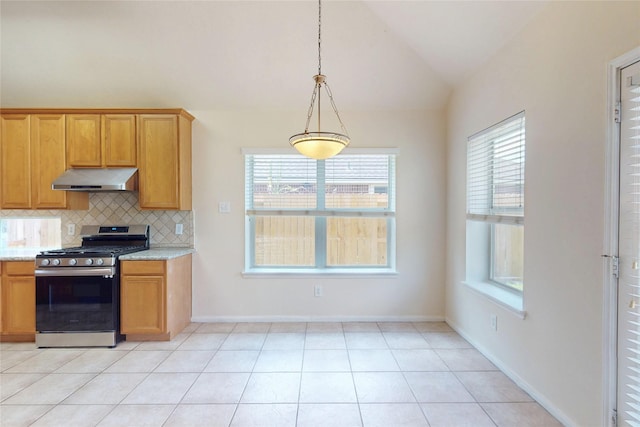 3606 Kilgore Ct, Manvel, TX 77578 - kitchen featuring stainless steel range with gas cooktop, under cabinet range hood, tasteful backsplash, vaulted ceiling, and decorative light fixtures