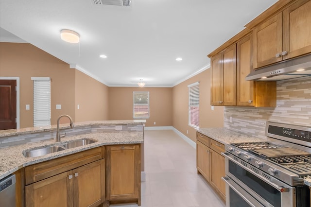 8423 Holiday Ln, Houston, TX 77075 - kitchen with stainless steel appliances, a sink, crown molding, baseboards, and decorative backsplash