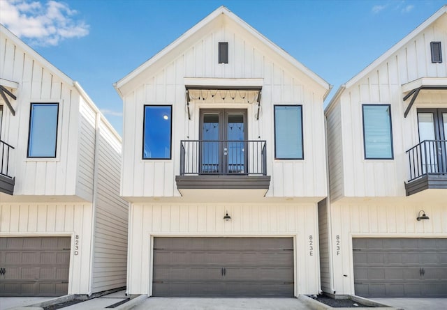 823 Mansfield St Unit E, Houston, TX 77091 - view of front of house with an attached garage and a balcony