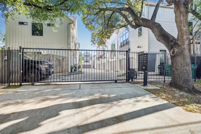 823 Mansfield St Unit E, Houston, TX 77091 - view of gate