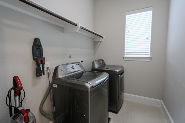 9642 Fannin Sta W, Houston, TX 77045 - laundry area featuring washer and clothes dryer, healthy amount of natural light, and baseboards