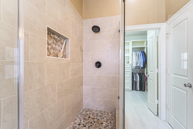 641 Hartman St, Houston, TX 77007 - full bathroom with a tile shower and a spacious closet