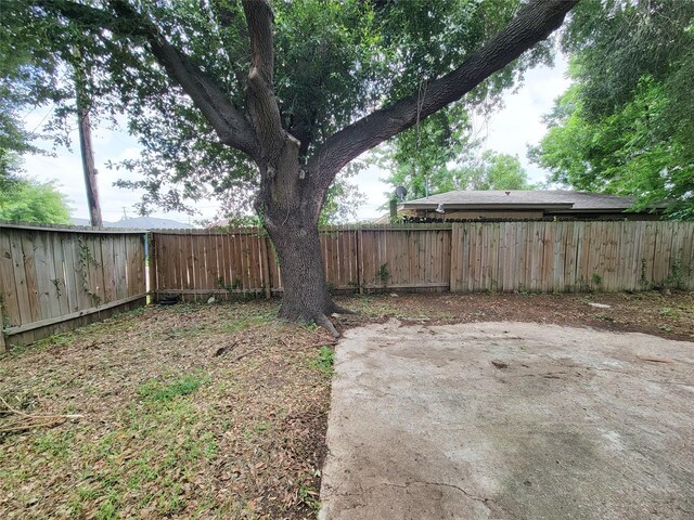 2928 Wayne St, Houston, TX 77026 - fenced backyard featuring a patio