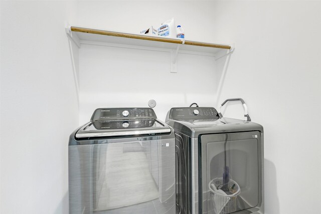 1503 Chestnut St Unit B, Houston, TX 77009 - laundry room featuring washer and dryer
