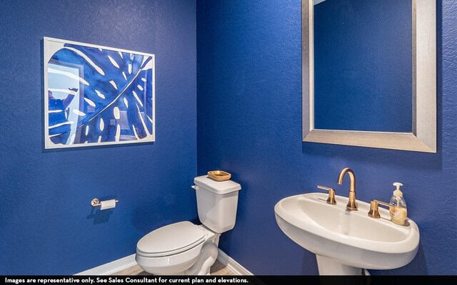 411 Riesling Dr, Alvin, TX 77511 - half bath featuring toilet, a sink, and baseboards