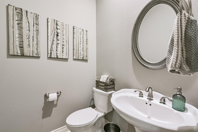 8806 Lakeshore Bend Dr, Houston, TX 77080 - half bath featuring a sink and toilet