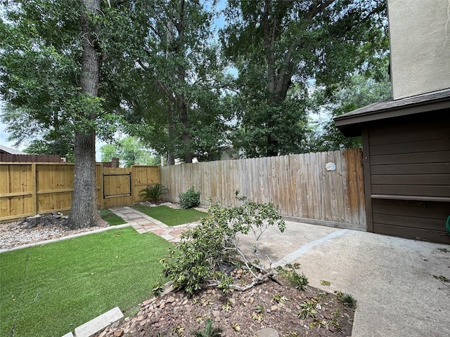 3823 Knollcrest Dr, Montgomery, TX 77356 - view of yard featuring a gate and a patio area