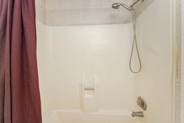 11625 Lakeside Park Dr, Houston, TX 77077 - bathroom featuring shower / bath combo
