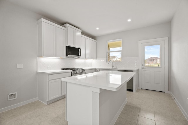 13122 Leisure Cove Dr, Texas City, TX 77568 - kitchen featuring stainless steel appliances, a sink, tasteful backsplash, a kitchen island, and recessed lighting