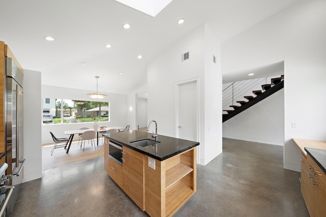 1518 Bayram Dr, Houston, TX 77055 - kitchen featuring modern cabinets, recessed lighting, finished concrete flooring, stainless steel microwave, and dark countertops