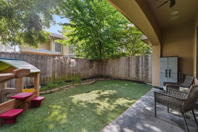 1215 Malone St, Houston, TX 77007 - view of yard with a patio area and a ceiling fan