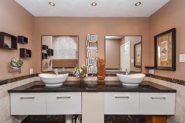 7103 Adobe Meadows Ct, Sugar Land, TX 77479 - full bath with double vanity and recessed lighting