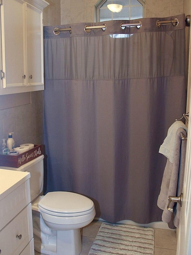 2862 Dees Cir, Sealy, TX 77474 - full bath with tile patterned flooring, toilet, vanity, and a shower with curtain