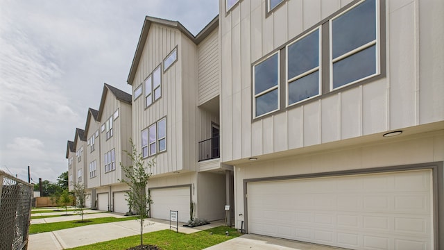 1813 Brooks St, Houston, TX 77026 - view of property featuring a garage and concrete driveway