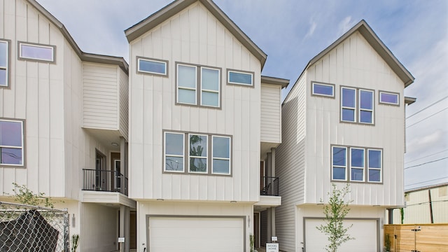 1813 Brooks St, Houston, TX 77026 - townhome / multi-family property featuring an attached garage and board and batten siding