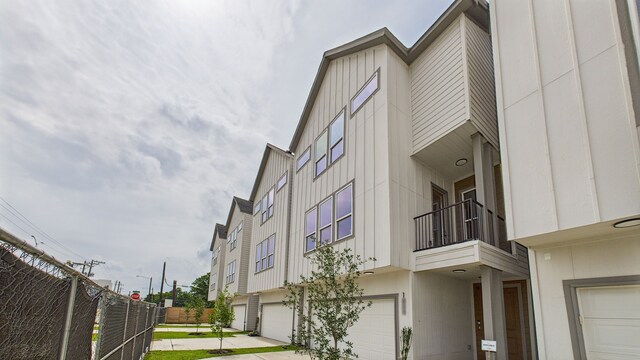 1813 Brooks St, Houston, TX 77026 - view of property featuring a garage