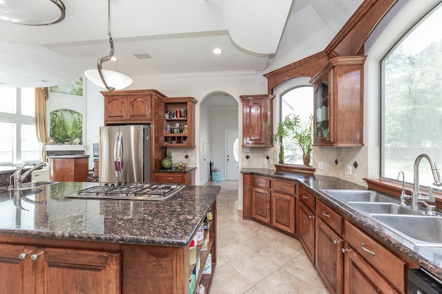 16206 Lobo Ln, Spring, TX 77379 - kitchen featuring appliances with stainless steel finishes, a sink, tasteful backsplash, open shelves, and ornamental molding