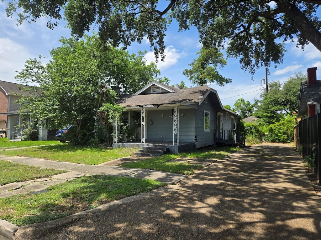 4209 Bell St, Houston, TX 77023 - bungalow featuring a porch