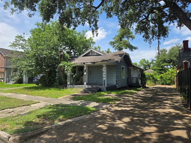 4209 Bell St, Houston, TX 77023 - bungalow featuring a porch