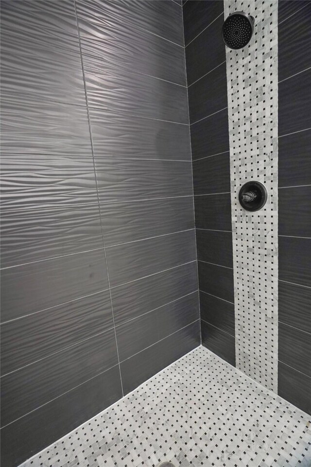 511 Laurel St, La Marque, TX 77568 - full bathroom featuring tiled shower