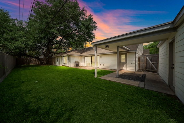 1902 Knoboak Cir, Houston, TX 77080 - yard at dusk with a patio area