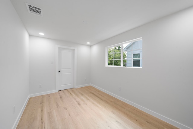 1310 E 34th St, Houston, TX 77022 - empty room featuring light wood finished floors, baseboards, and recessed lighting