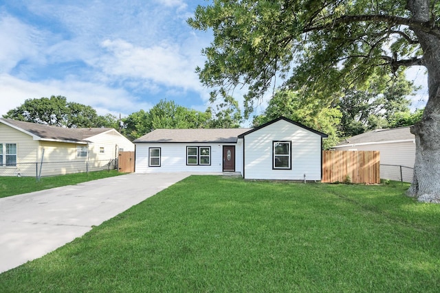 5911 Southurst St, Houston, TX 77033 - ranch-style house featuring driveway