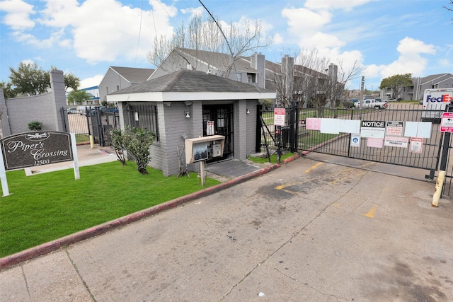 12500 Sandpiper Dr Unit 5, Houston, TX 77035 - exterior space featuring a gate, a residential view, and a shingled roof