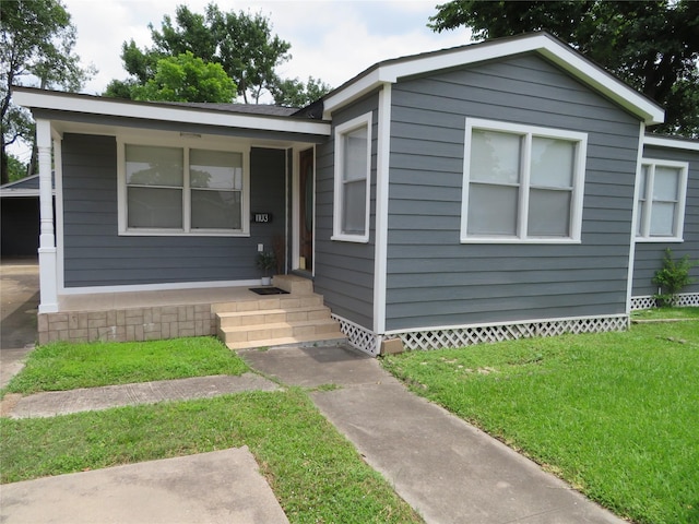 1103 Jocelyn St, Houston, TX 77023 - view of front facade featuring a front lawn
