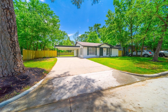 603 W Dallas St, Conroe, TX 77301 - view of front of home with driveway and stucco siding