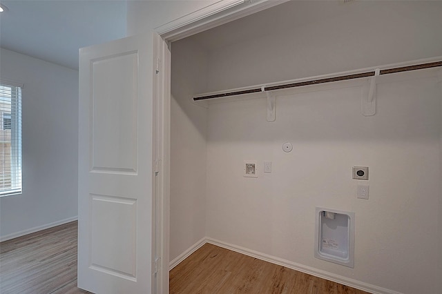 19915 Epirus Shores Dr, Hockley, TX 77447 - washroom featuring gas dryer hookup, hookup for an electric dryer, light wood finished floors, and baseboards