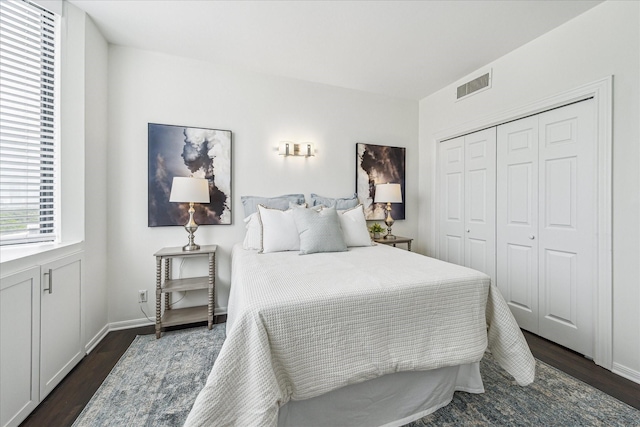 651 Bering Dr Unit 906, Houston, TX 77057 - bedroom featuring dark wood-type flooring and a closet