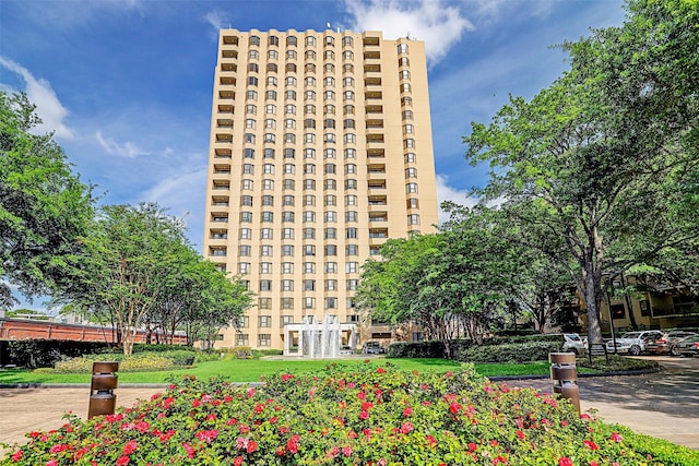651 Bering Dr Unit 906, Houston, TX 77057 - view of apartment building / complex