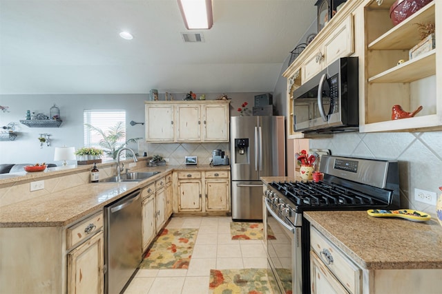 2238 Sterling Oaks Dr, Rosharon, TX 77583 - kitchen with stainless steel appliances, a sink, light brown cabinetry, a peninsula, and backsplash