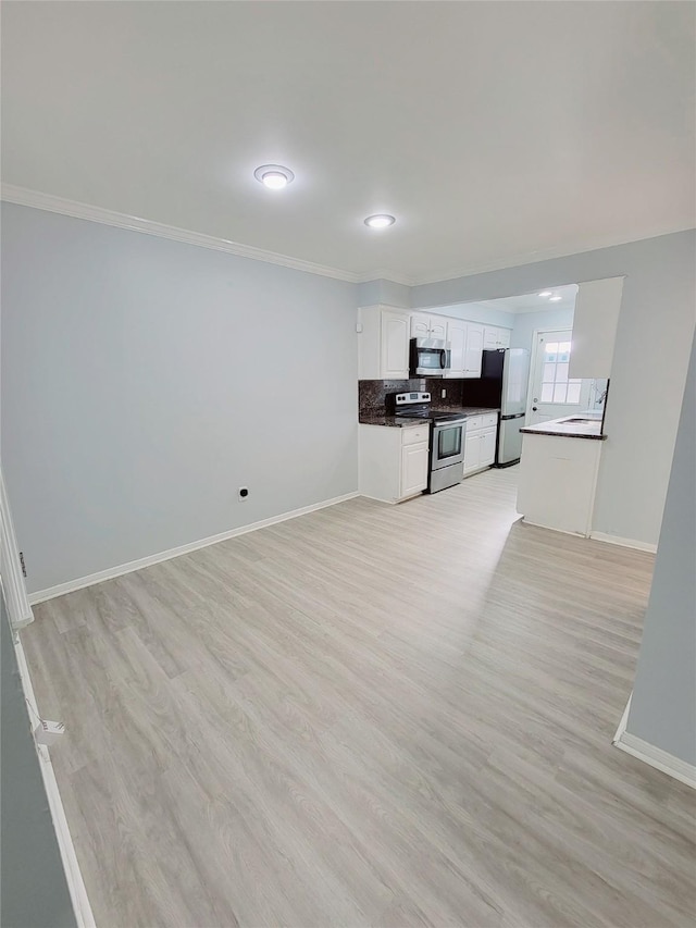 7900 Westheimer Rd Unit 255, Houston, TX 77063 - unfurnished living room with baseboards, crown molding, light wood-type flooring, recessed lighting, and a sink