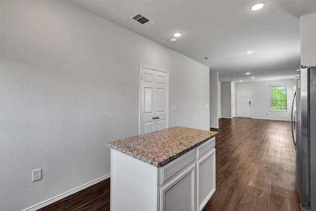25919 Llano Knoll Ln, Katy, TX 77493 - kitchen with freestanding refrigerator, dark wood-type flooring, a center island, recessed lighting, and baseboards