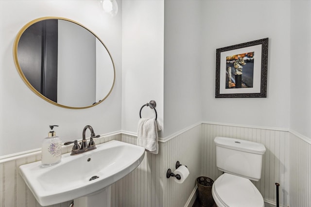1212 Bingham St, Houston, TX 77007 - half bath featuring wainscoting, toilet, and a sink