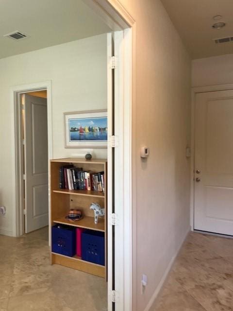 2533 Lamar St, Houston, TX 77003 - hall featuring baseboards