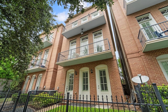 1807 Ashland St, Houston, TX 77008 - view of front of property featuring brick siding