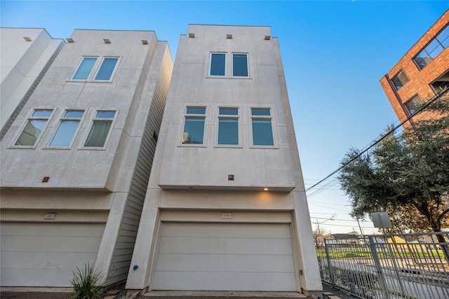 104 Pierce St, Houston, TX 77002 - view of front of property with a garage