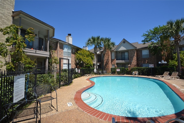 2121 Hepburn Sts Unit 713, Houston, TX 77054 - community pool with a patio area