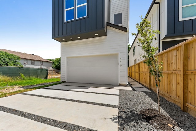 4710 Gunter St, Houston, TX 77020 - garage with driveway
