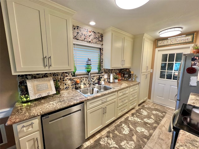728 S Remington Dr, Angleton, TX 77515 - kitchen featuring stainless steel appliances, a sink, tasteful backsplash, and light wood-style flooring