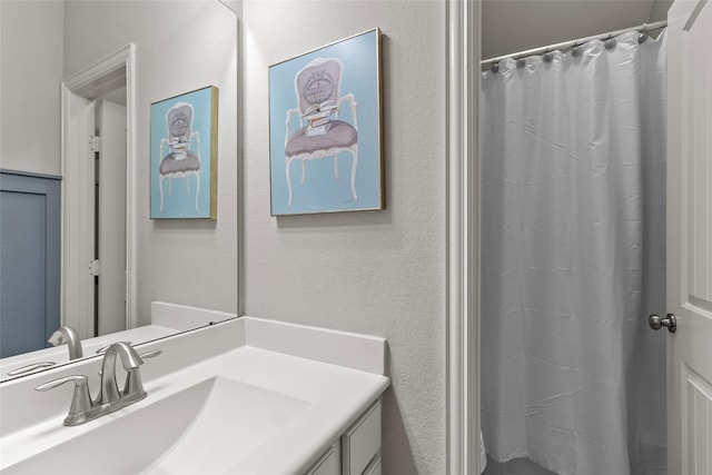 8992 S Comanche Cir, Willis, TX 77378 - full bath with vanity and curtained shower
